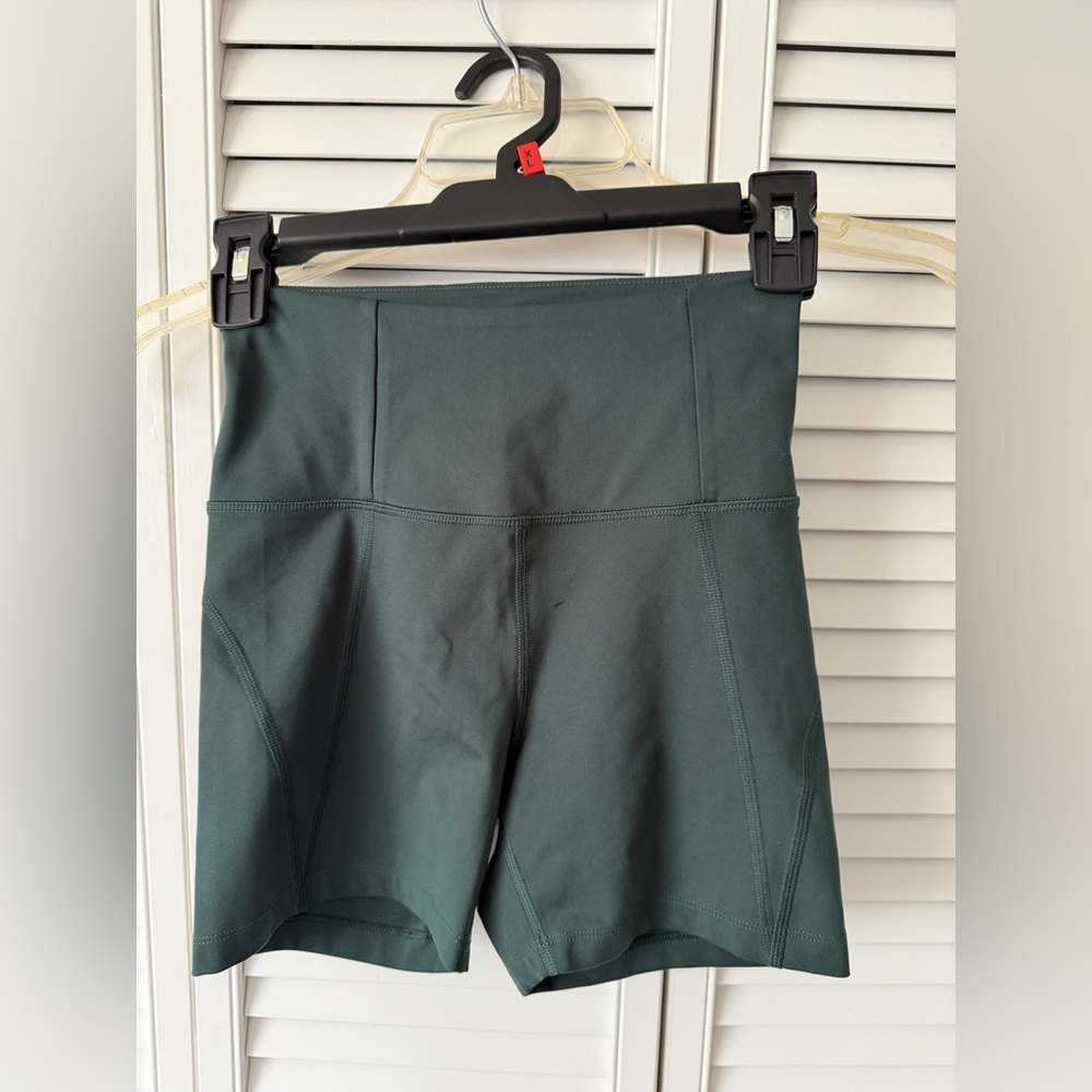 Girlfriend Collective Biker Shorts - Picture 2 of 4